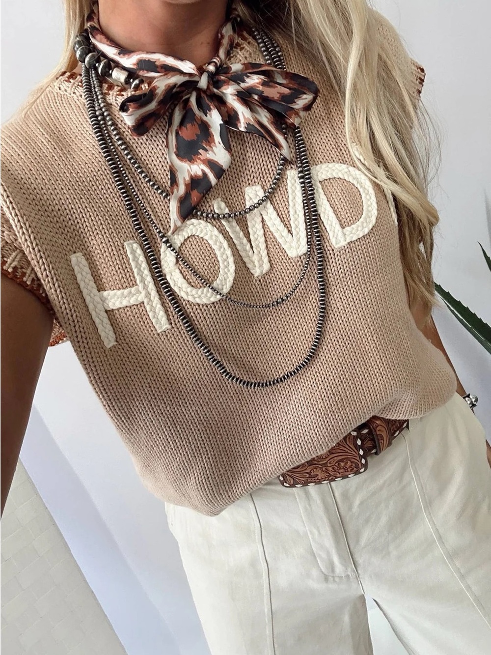HOWD Knit Sleeveless Sweater in Tan & Cream